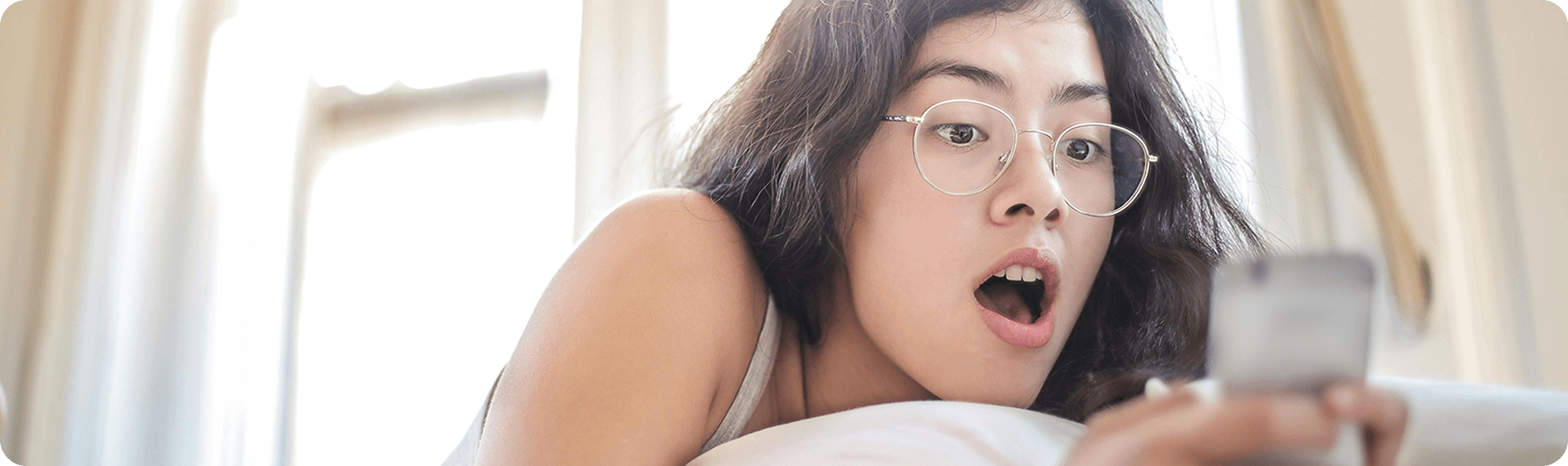 girl-with-smartphone